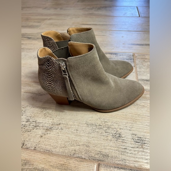 Vionic Anne Heeled Booties Size 9 - Picture 3 of 5